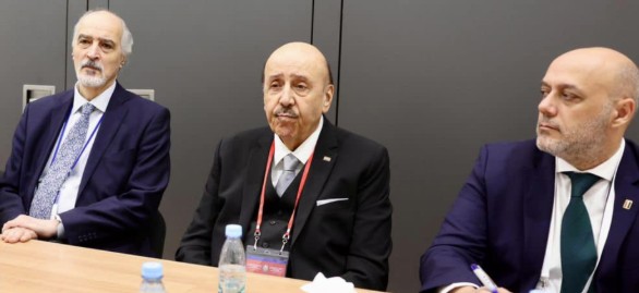 علي مملوك (وسط)