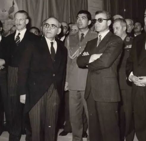 أكبر اعتماد مع الشاه (وكالات)