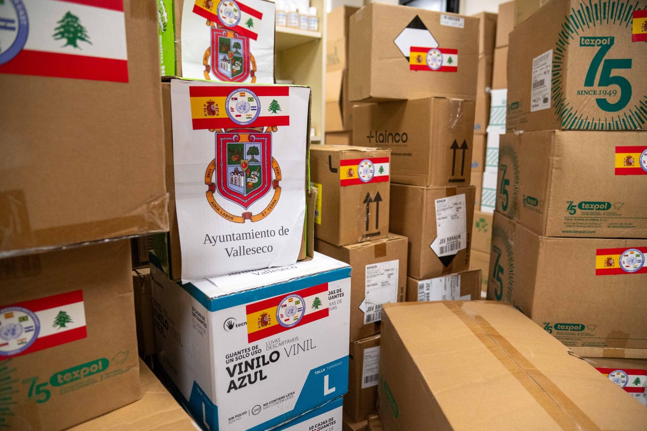 صناديق مساعدات تحمل العلمين اللبناني والاسباني.