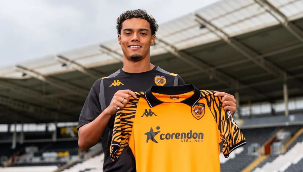 "أنا أنا وهو هو"... جواو مينديز يخرج من ظل والده رونالدينيو