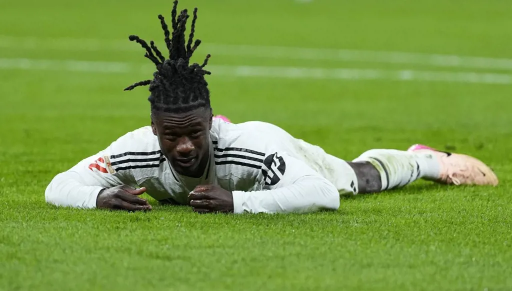 ما هو سبب تواجد لاعب ريال مدريد إدواردو كامافينغا في أنغولا؟ (فيديو وصور)