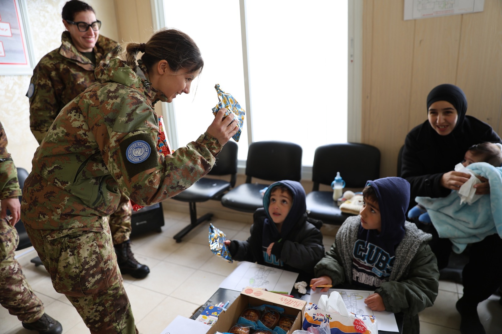هدايا لطفال في عيتا الشعب.