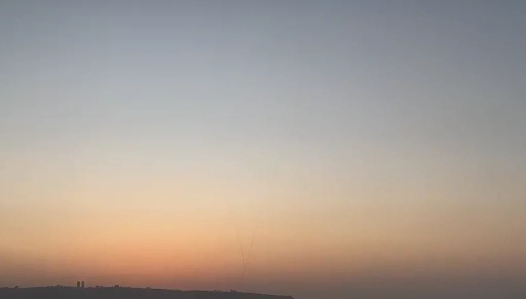 صواريخ من جنوب لبنان... وإصابة مصنع في نهاريا (فيديو)