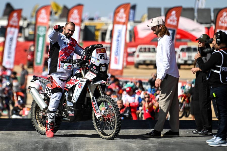 إيهاب حكيم خلال رالي داكار.