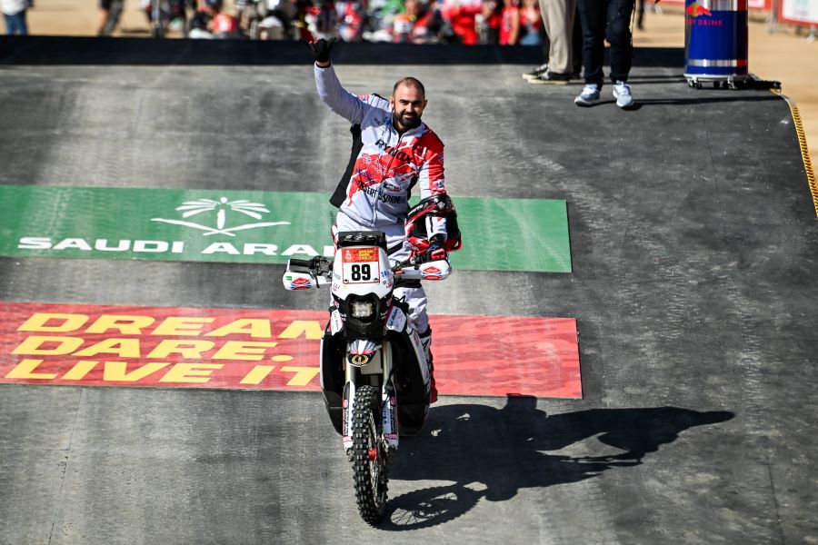 إيهاب حكيم خلال رالي داكار.