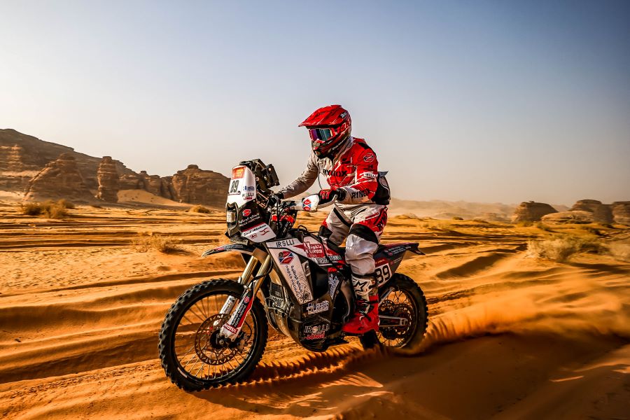 إيهاب حكيم خلال رالي داكار.