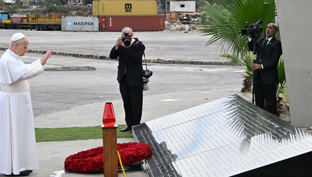 البابا لاوون في مرفأ بيروت… شمعة لأرواح ضحايا 4 آب وصلاة للعدالة (فيديو وصور)