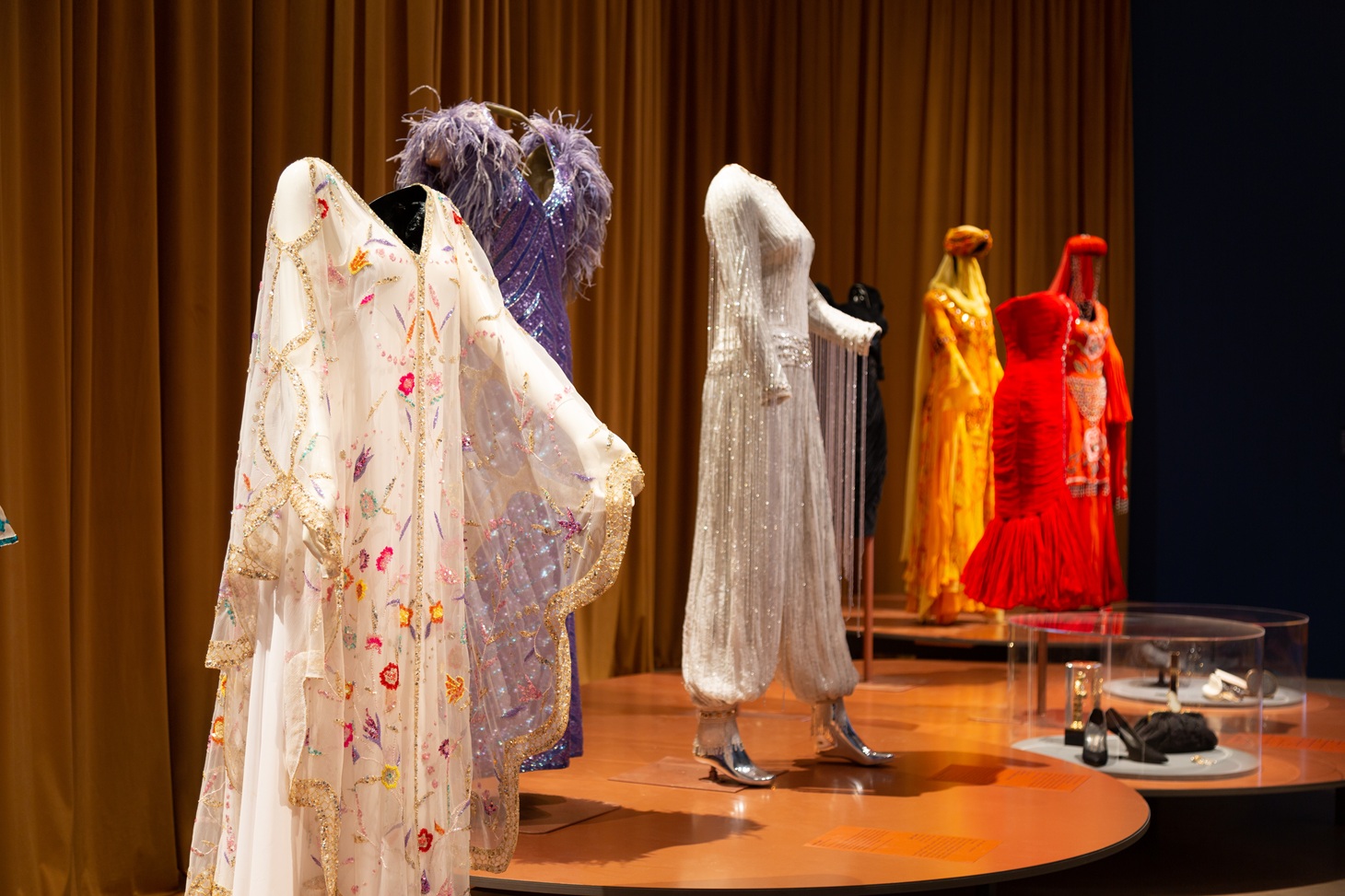 فستان لداليدا من إبداع وليام خوري. (متحف سرسق)