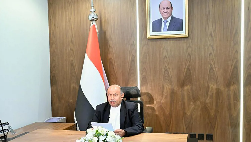 محافظ حضرموت يعلن عملية "استلام المعسكرات" ويناشد مشايخ المحافظة أن يكونوا عاملاً مساعداً للدولة