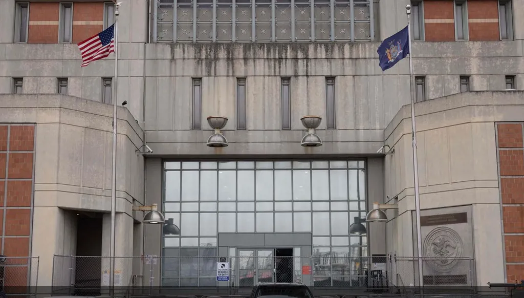 طعنات وانتحار وديدان في الطعام... في هذا السجن النيويوركي يقبع مادورو