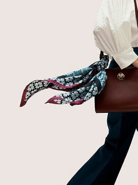 الوشاح أكسسوار للحقيبة في صيف 2026 (Pinterest)