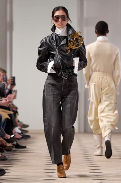 البروش الدراماتيكي من مجموعة Celine لربيع 2026 (إنترنت)