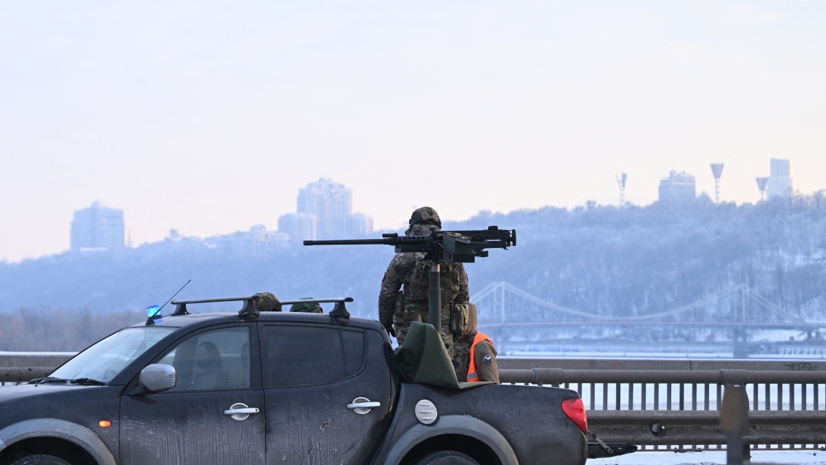 جندي أوكراني يقف بجانب شاحنة مزودة بمدفع رشاش خلال إنذار بوقوع غارة جوية في كييف (أ ف ب)