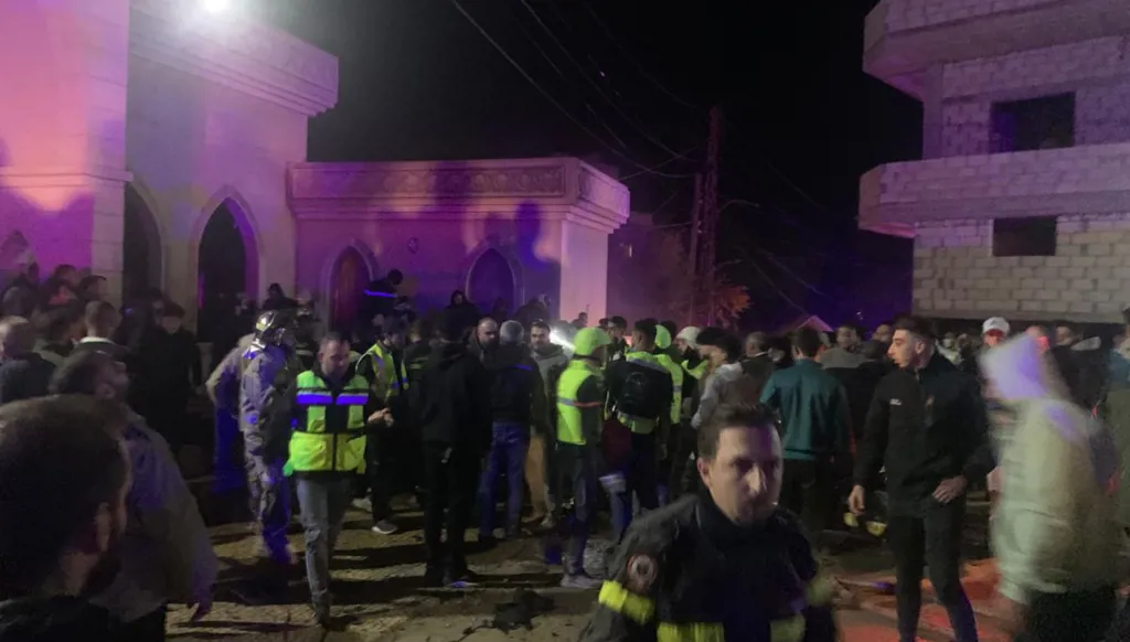 عشية الميلاد… مسيّرة إسرائيلية تستهدف سيارة في بلدة جناتا جنوبي لبنان (فيديو)