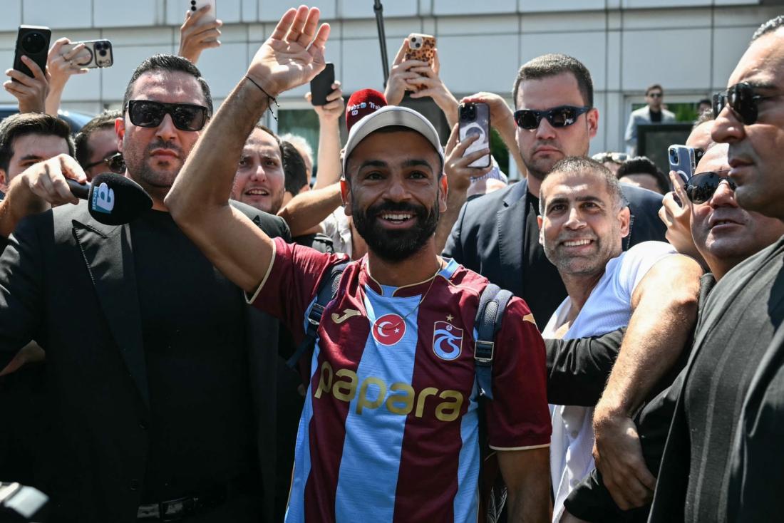 المهاجم المصري محمد صلاح يلوح بيده لدى وصوله إلى مطار أتاتورك في إسطنبول في 5 آب/أغسطس 2026 (AFP / Ozan KOSE)