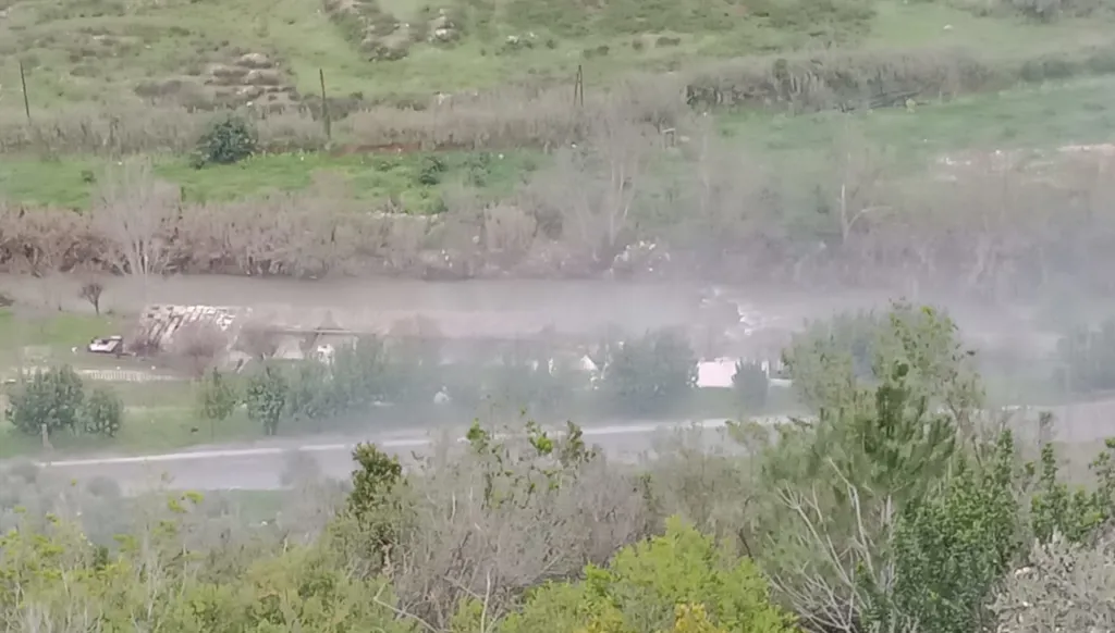 إسرائيل بعد استهداف جسرين جنوباً: رسالة واضحة للحكومة اللبنانيّة!