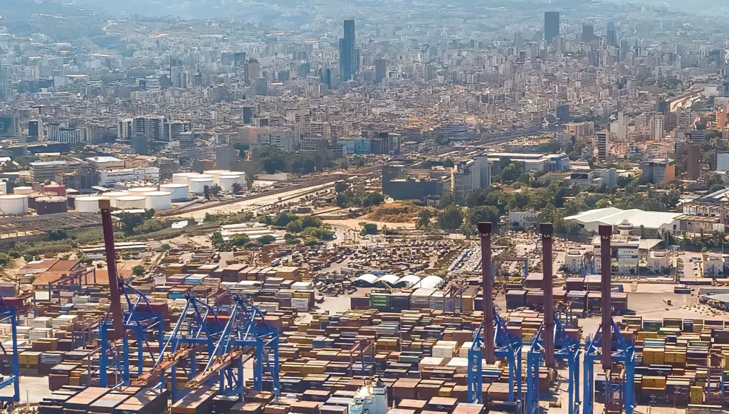 بالفيديو- ثلاث بواخر عملاقة في مرفأ بيروت