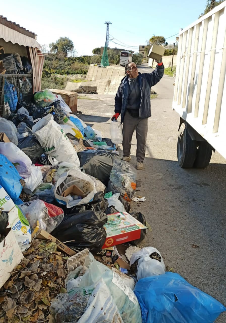 نفايات مكدسة.