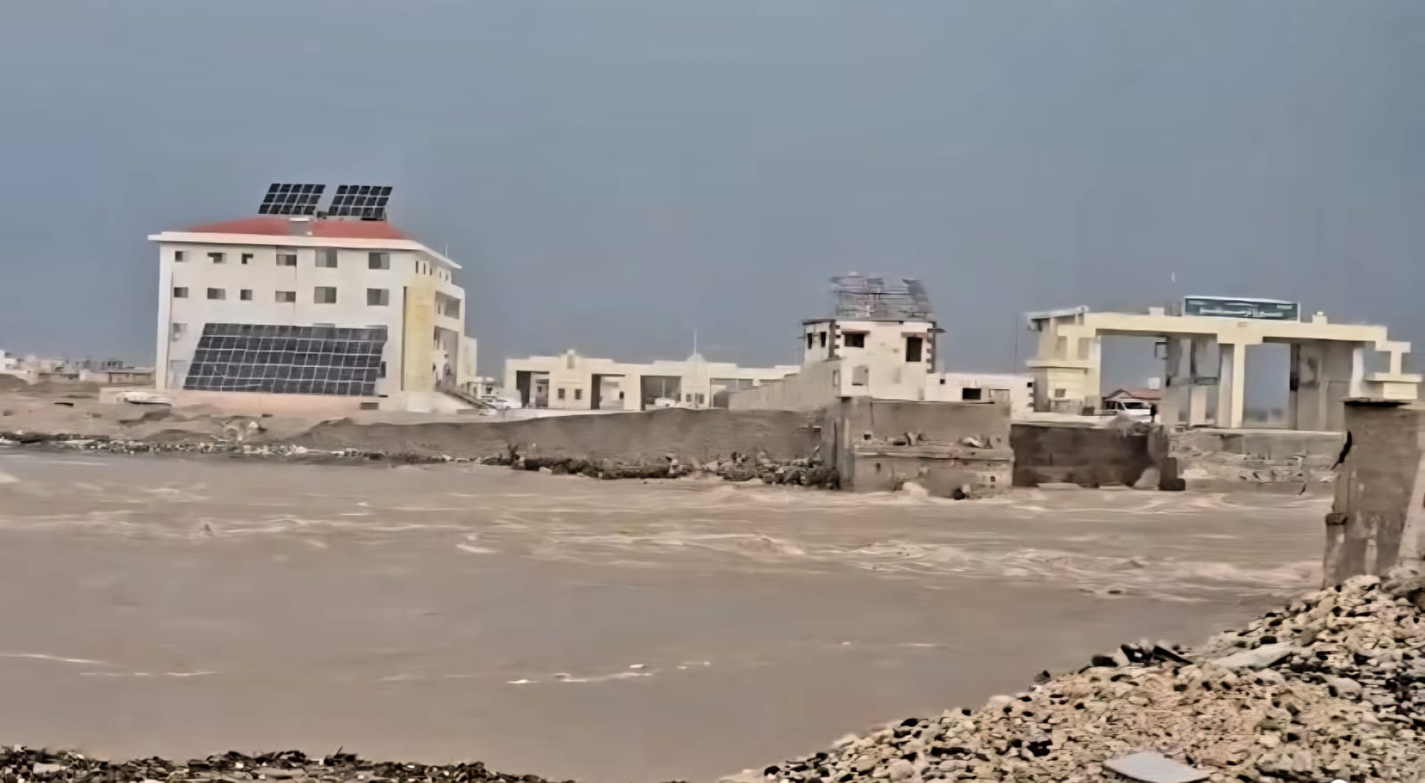 ما بقي من الجسر.