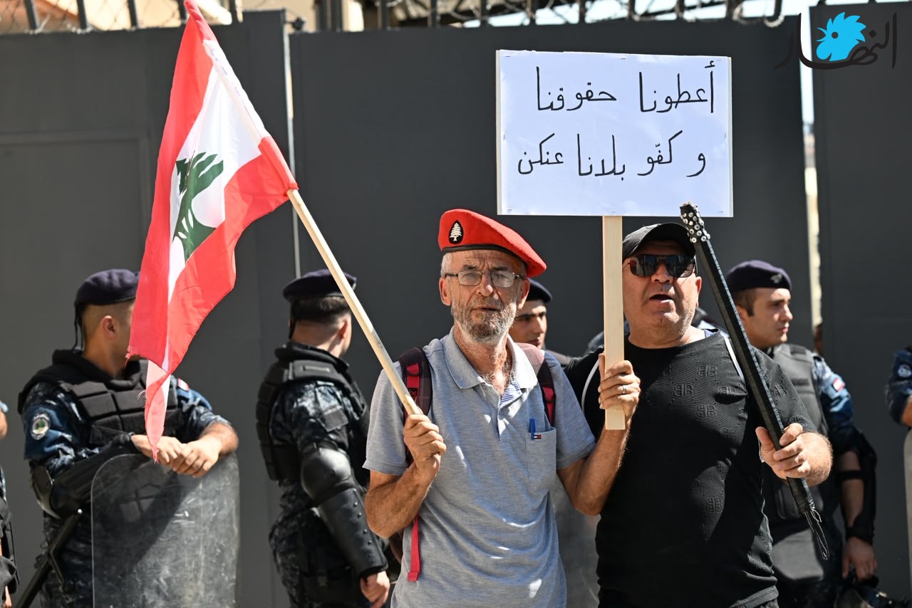 احتجاجات للعسكريين المتقاعدين عند مدخل السراي. (حسام شبارو)