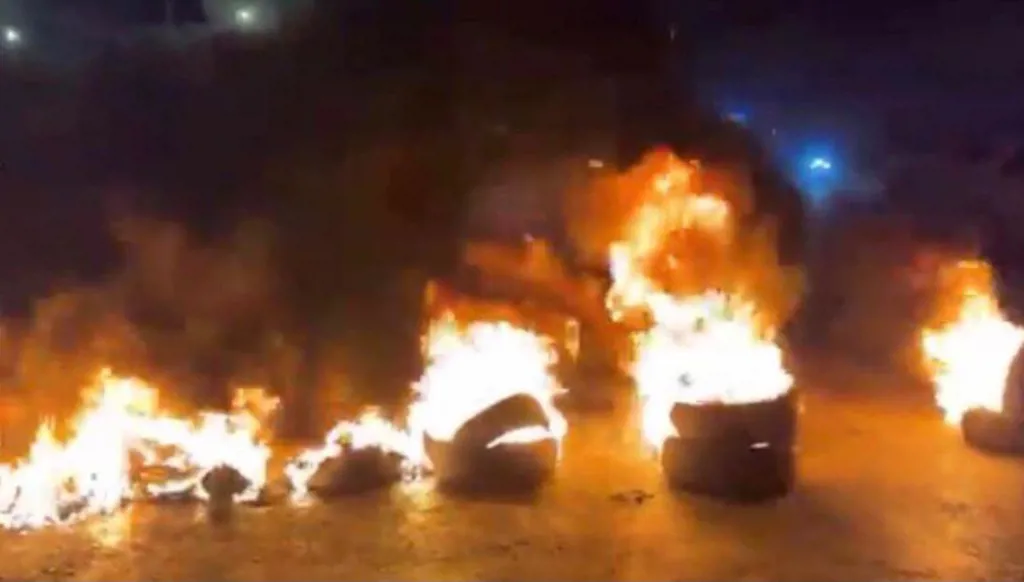 بالفيديو- تصعيد في الشارع وقطع طرقات بالتزامن مع التصويت على الموازنة