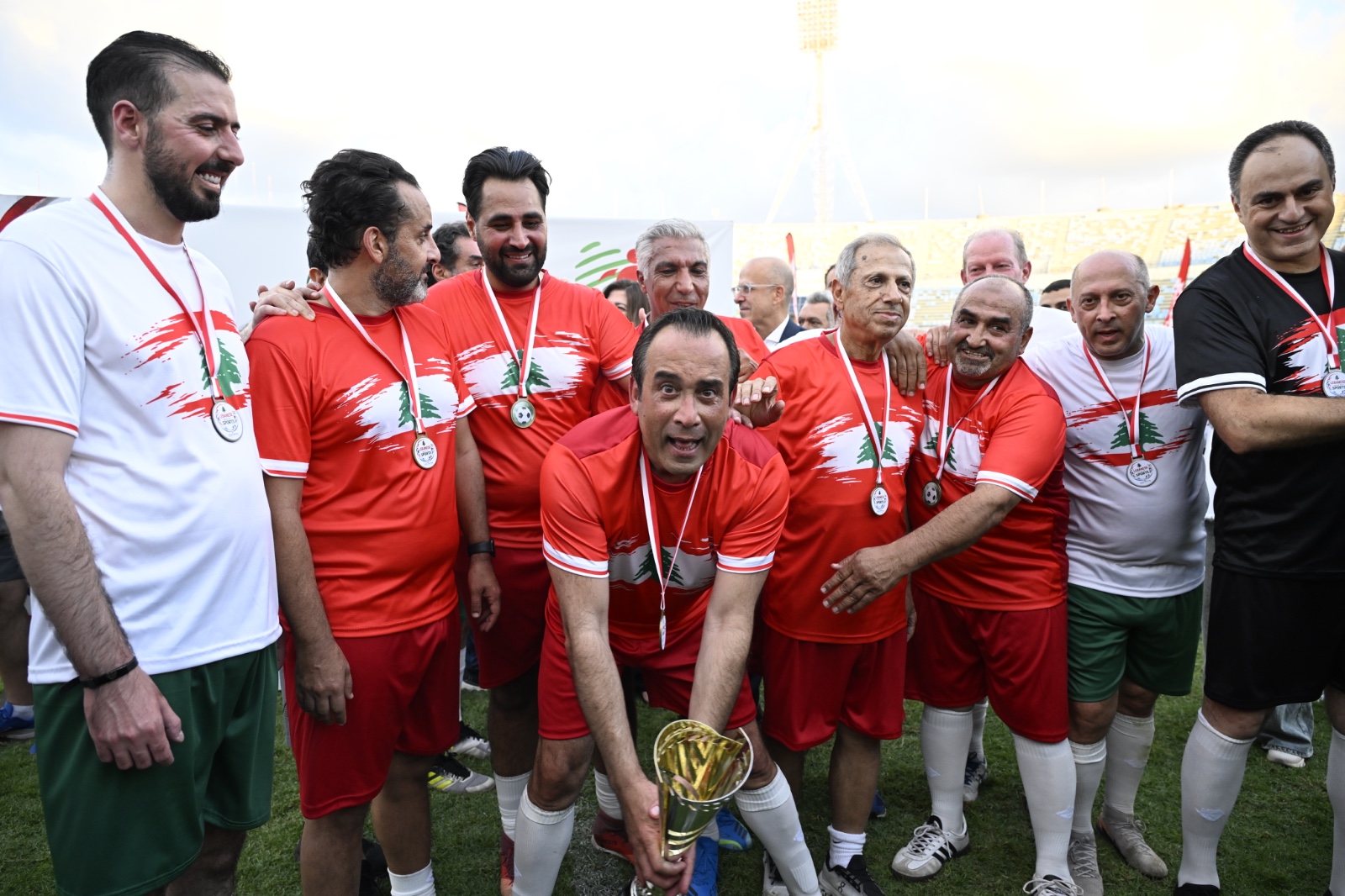 النائب نبيل بدر يرفع الكأس. (تصوير حسام شبارو)
