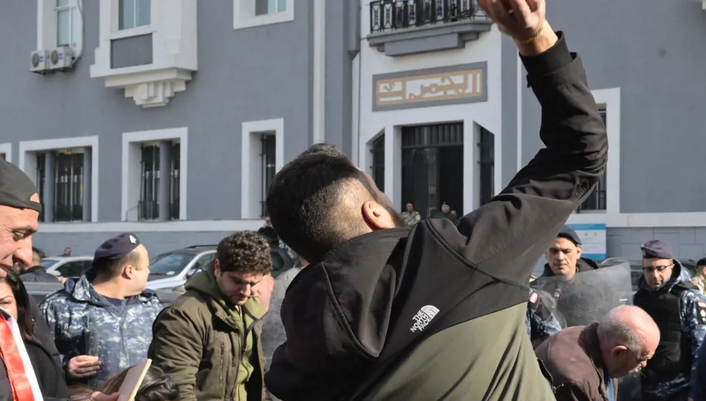 بالصور- أهالي ضحايا انفجار مرفأ بيروت يرشقون مبنى الجمارك بالبندورة