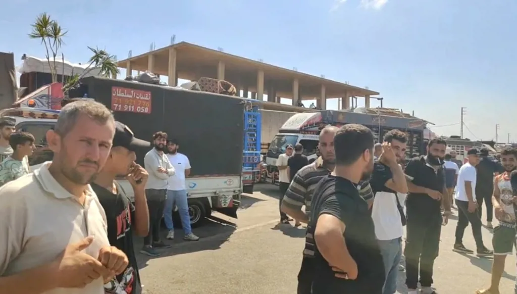 تسهيلات استثنائية... حركة كثيفة للنازحين السوريين المغادرين عبر معبر العريضة (صور وفيديو)