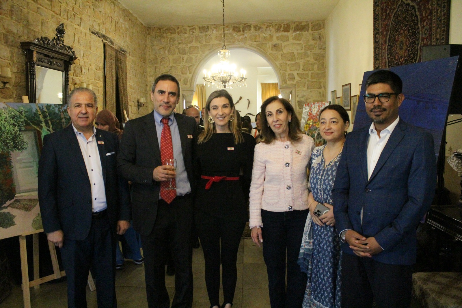 السفيران الآوسترالي والهندي وزوجتاهما والدكتور الصمد واليدة روزي كنعان. 