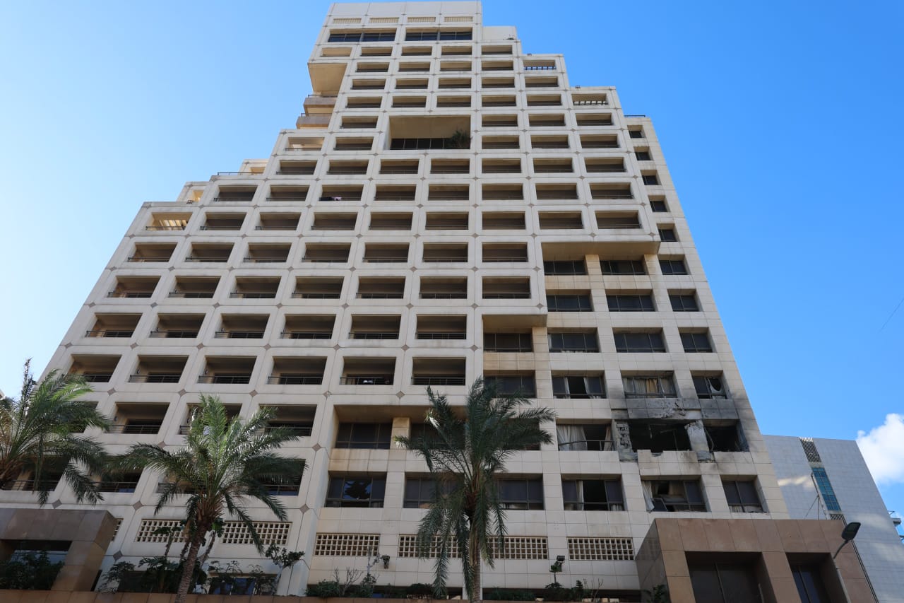 قصف اسرائيلي يستهدف فندقاً في الروشة (حسام شبارو)