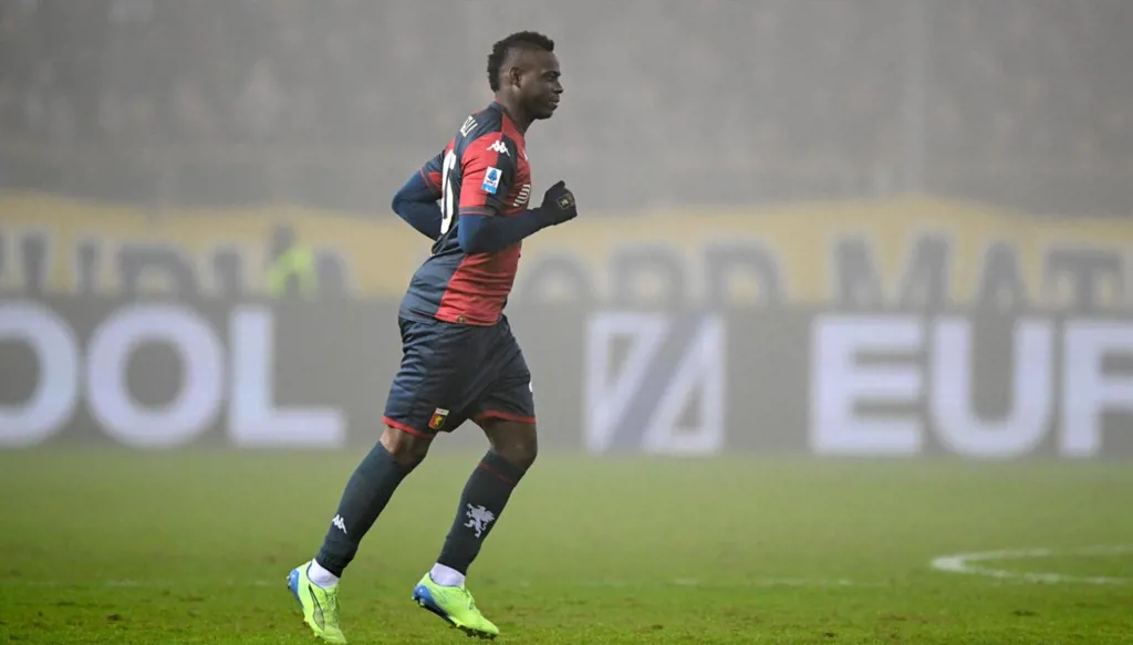 المحطة العاشرة في 10 سنوات... بالوتيلي يختار اللعب في الإمارات