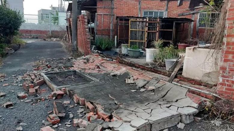 دمار نتيجة الزلزال (وكالات)