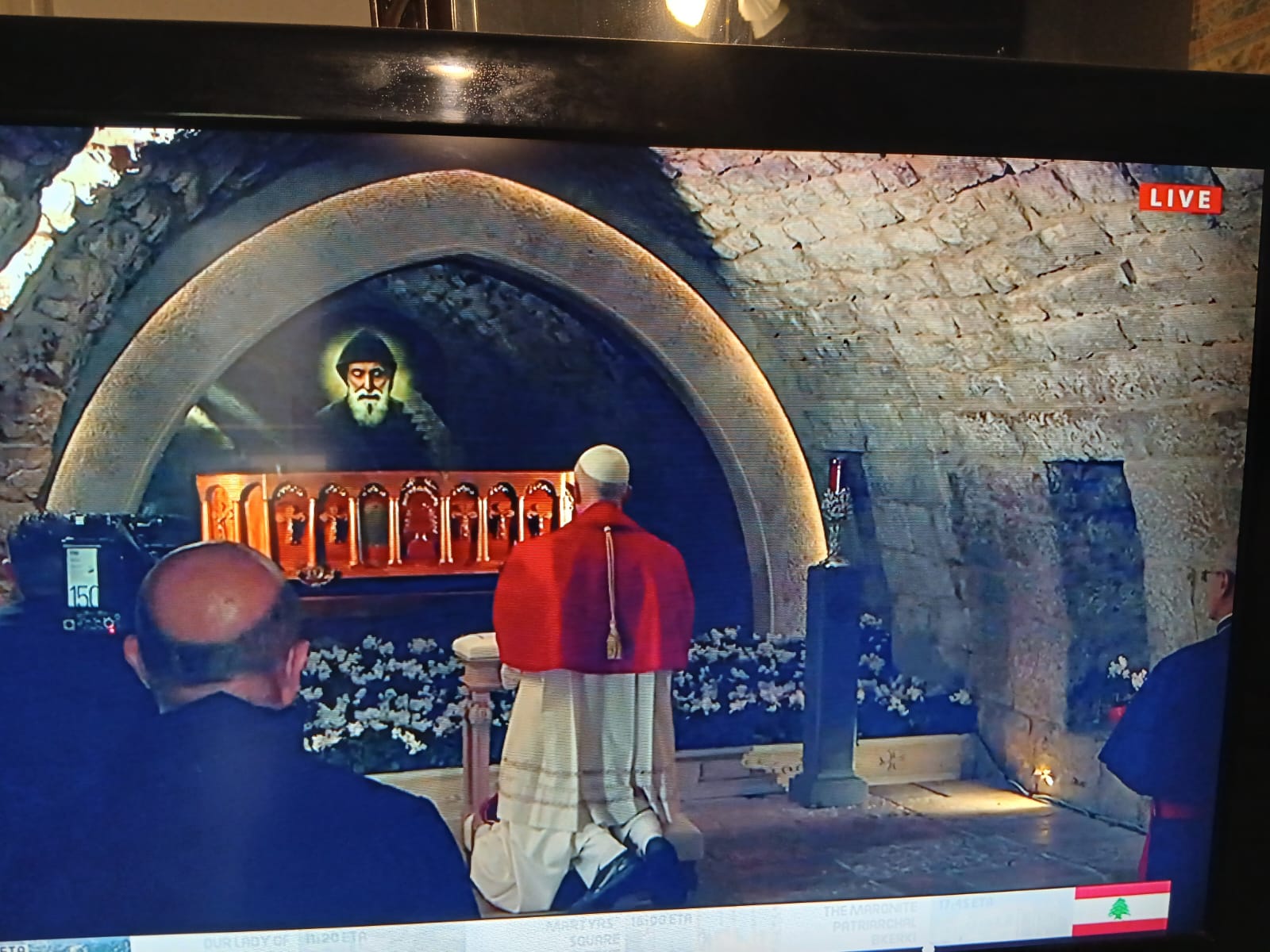 لقطة من بث مباشر تظهر لحظة جثو البابا امام ضريح مار شربل (النهار)