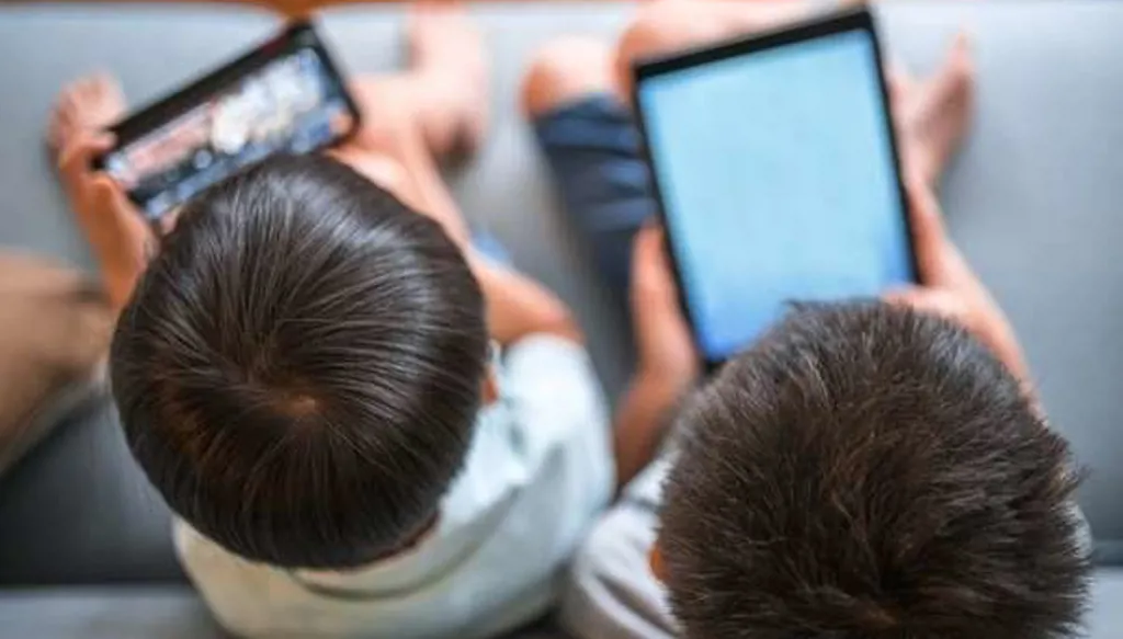 حماية صغارك من لصوص الإنترنت: دليل الأهل للأمان المالي الرقمي