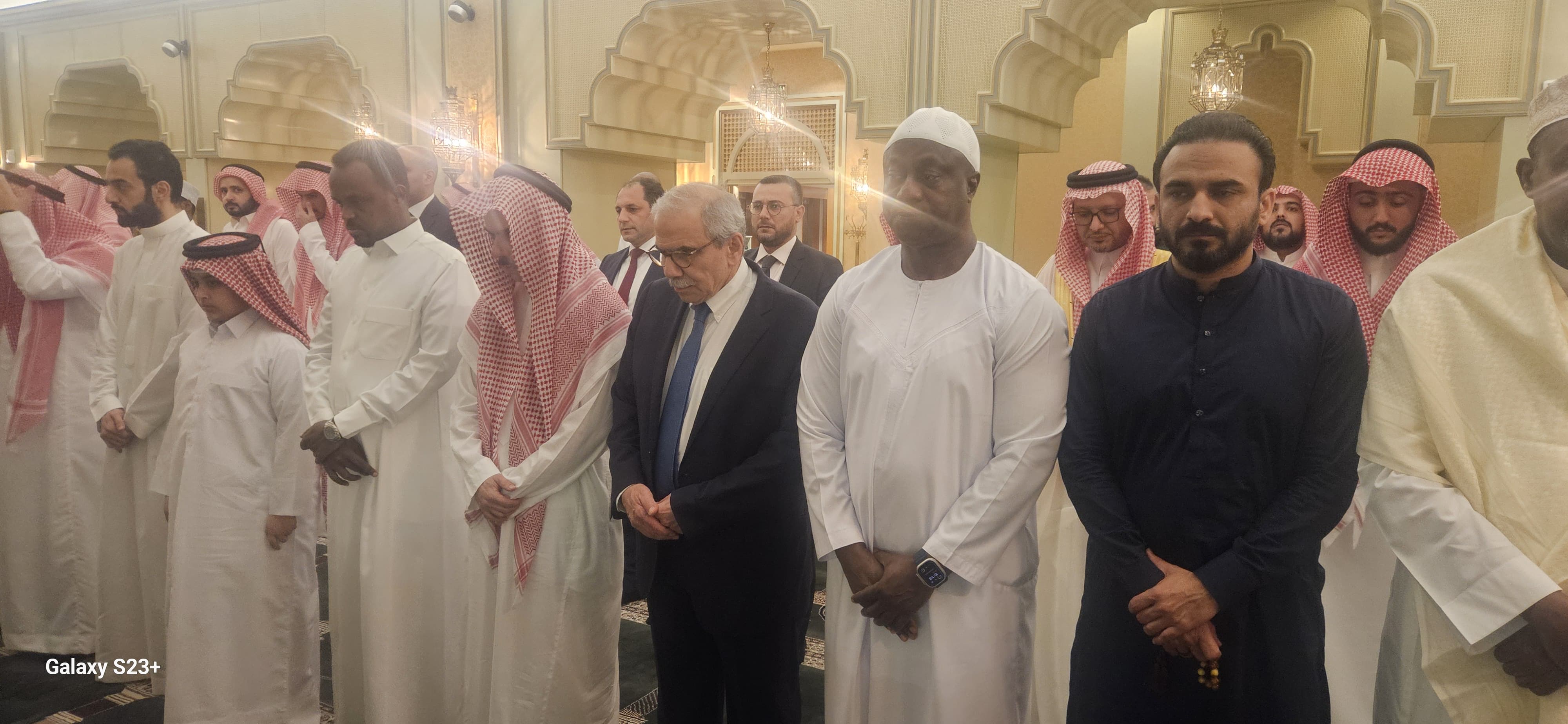 سلام يؤدي صلاة الفجر.