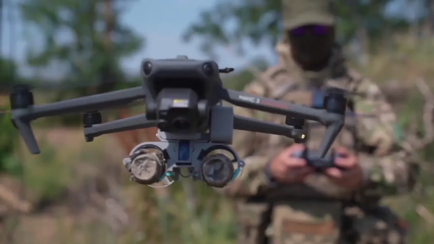 جندي روسي يطلق طائرة مسيرة صغيرة خلال المعارك في أوكرانيا (لقطة من فيديو لوزارة الدفاع الروسية)