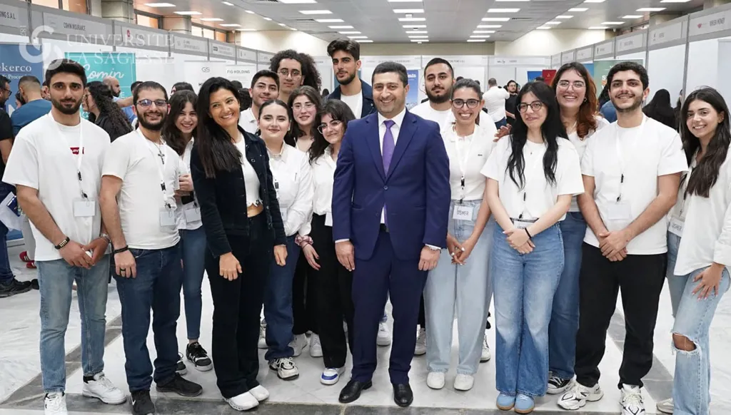 معرض الوظائف في جامعة الحكمة: مواكبة الطالب أكاديميًا وحتى انخراطه في سوق العمل