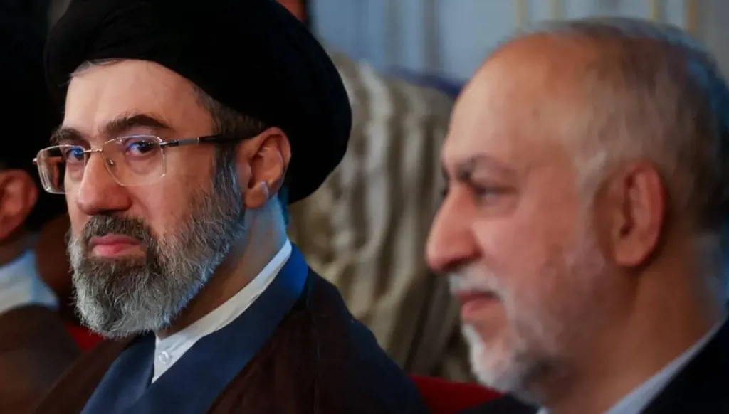 "بلومبرغ": هكذا بنى مجبتى خامنئي إمبراطورية عقارية عالمية