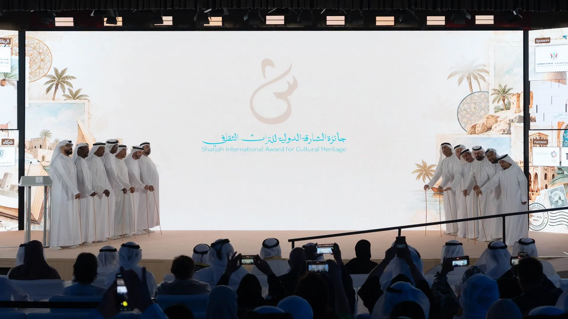 عرض لفن الآهال قدمته فرقة الشارقة الوطنية خلال افتتاح حفل جائزة الشارقة الدولية للتراث الثقافي. (الشارقة 24)