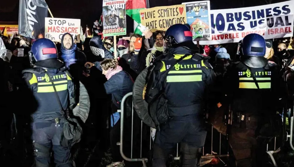 هولندا تعتقل 22 شخصاً خلال احتجاجات ضد إحياء حفل إسرائيلي