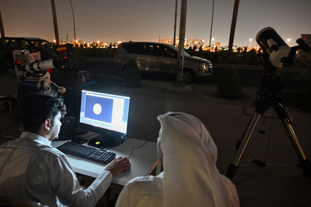 مشهد من رصد خسوف القمر في الكويت (أ ف ب)