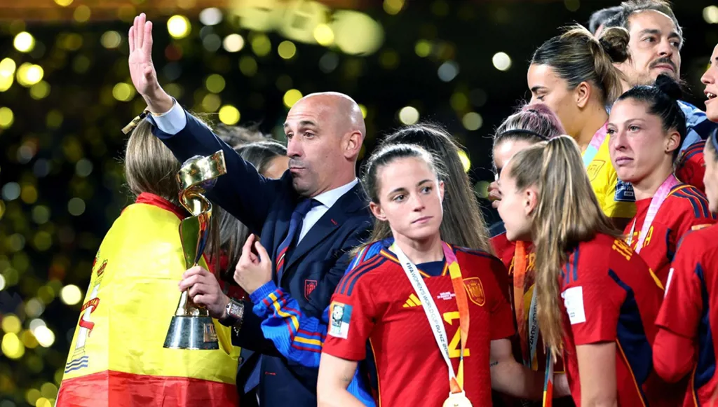 جدل لويس روبياليس مستمر بعد قضية القبلة... الطماطم تطير في وجهه (فيديو)