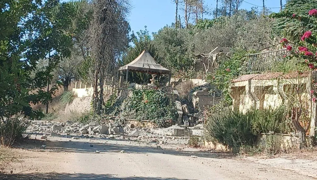بعد استهداف البابلية... الجيش الإسرائيلي يُدمر منزلاً عند أطراف كفركلا جنوبي لبنان (صور)