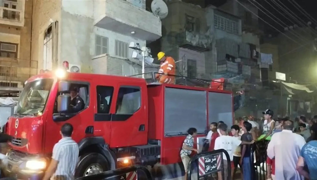 انهيار عقار من 3 طوابق في مصر... وفاة سيدة والبحث عن عالقين