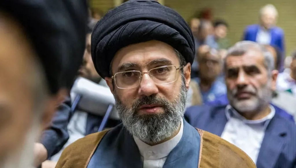 سيعتمد مجتبى على تماسك "الحرس" وعلاقات خلف الكواليس مع المشروعية الدينية