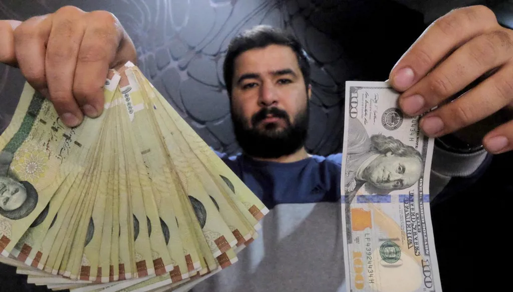 الدولار يتجاوز 240 ألف تومان في السوق الإيرانية