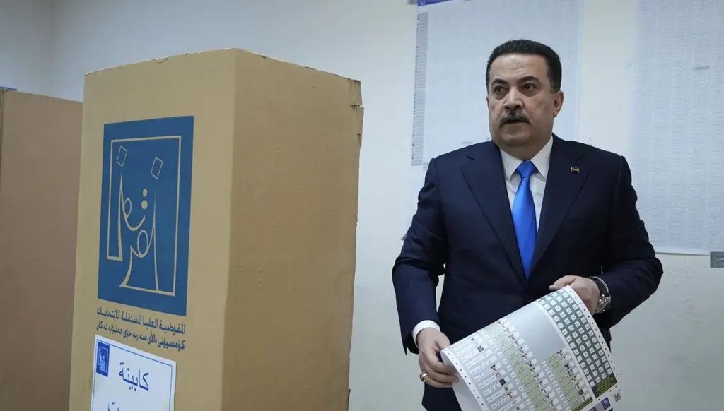 رئيس الوزراء العراقي محمد شياع السودان يدلي بصوته في الانتخابات البرلمانية (إكس)
