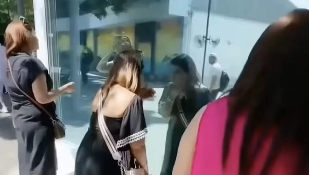 مرآة ثنائية الاتجاه في مراحيض متنزه تثير الجدل... "انتهاك للخصوصية" (فيديو)