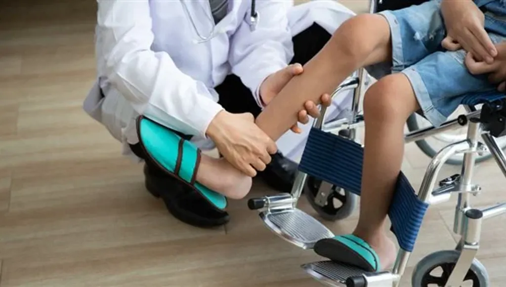 علاج طفل عراقي في الإمارات من مرض نادر... ما هو الضمور الدوشيني؟
