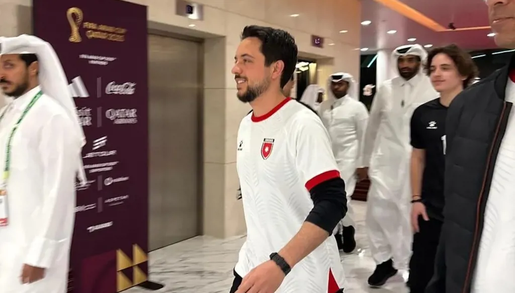 ولي العهد الأردني والأمير هاشم يدعمان "النشامى" أمام السعودية في كأس العرب (فيديو)